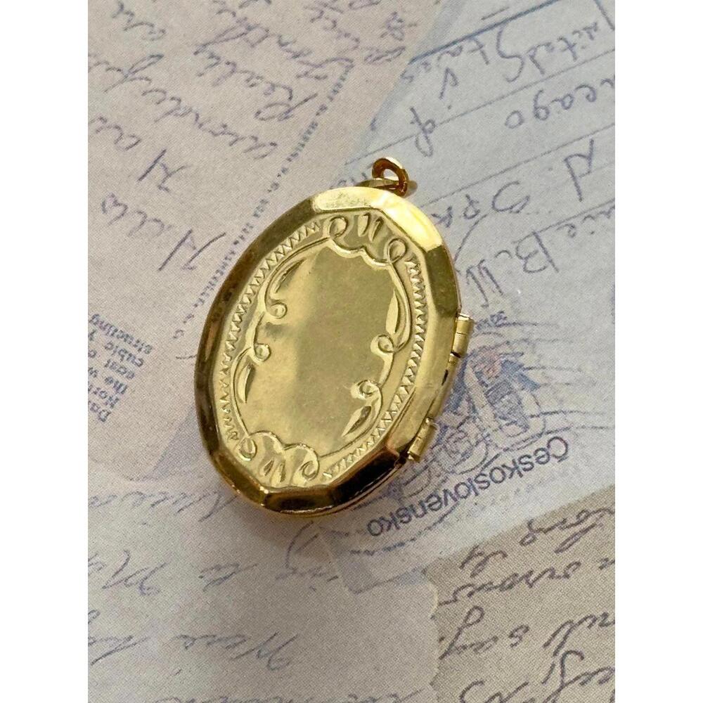 Vintage Gold Oval Cameo Locket Pendant Necklace - Victorian Style Photo Keepsake - Picture 3 of 4